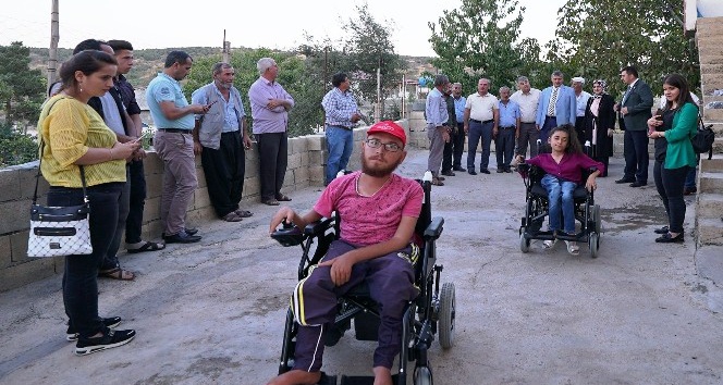 Engelli kardeşlere tekerlekli sandalye