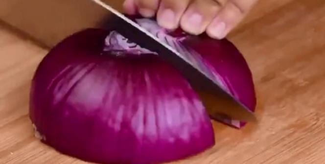 Önce soğanı kesti sonra diş macununu aldı ve... Sonrası inanılmaz