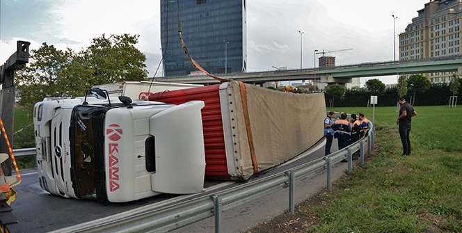 TEM'de tır devrildi trafik felç oldu