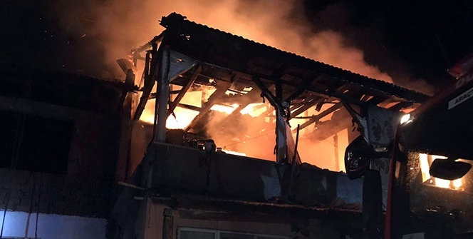 Yıldırım düşen evde yangın çıktı...