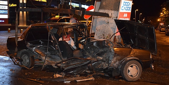 İkiye bölünen otomobilden sağ çıktılar