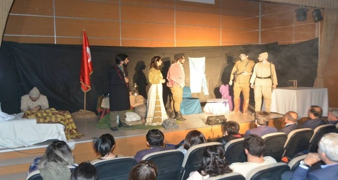 Ardahan’da ‘Ateşten Gömlek’ adlı tiyatro oyunu sergilendi