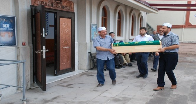 Minik Bayram’ın kemik parçaları cenaze töreni için camiye getirildi