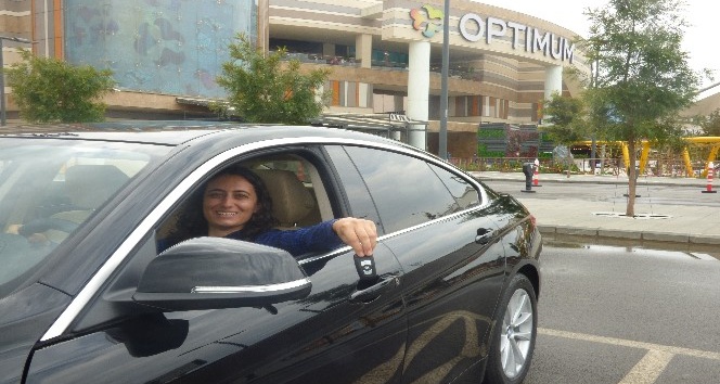 İzmir Optimum’un şanslı ziyaretçisi otomobiline kavuştu