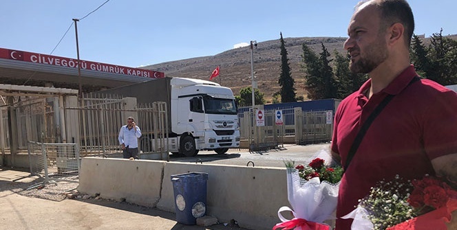 Elinde çiçekle 7 gündür bekliyor! 'Onları görsem bayılırım'