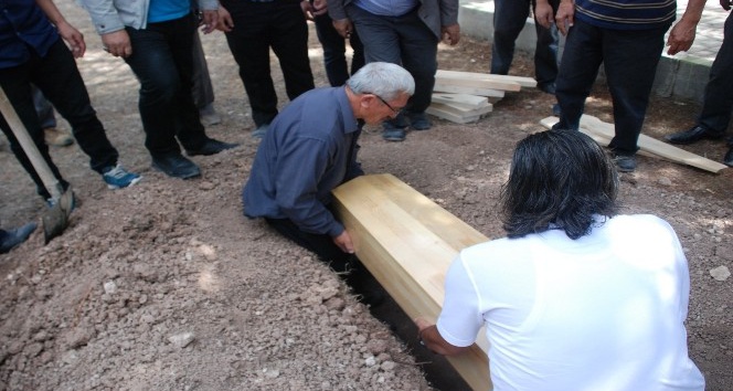 Kayıp Bayram’ın kemikleri tabutuyla defnedildi