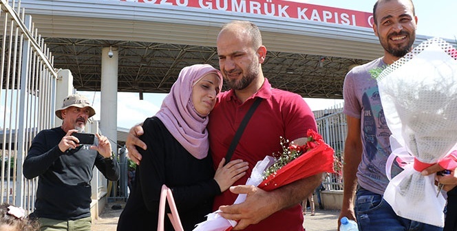 Elinde çiçekle bir haftadır bekliyordu... 3 yıllık hasret sona erdi!