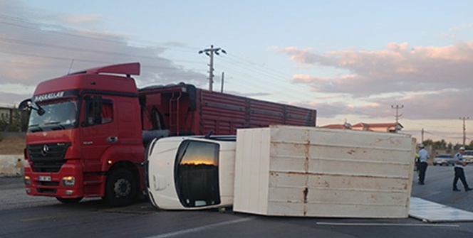 Kamyonet, tıra çarptı: 1 ağır yaralı