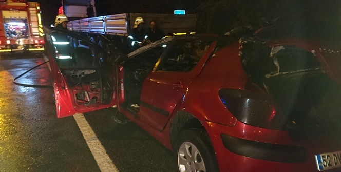 Otomobil park halindeki tıra çarptı: 2 ölü