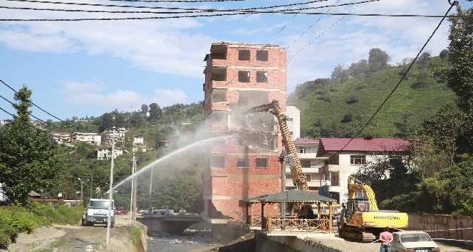 Rize’de 2 Ağustos’ta yaşanan selde gündeme gelen 7 katlı binanın yıkımına başlandı