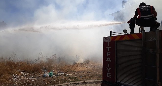 Bingöl’de, ot yangını evlere ulaşmadan söndürüldü