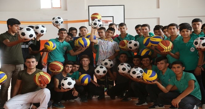 Cizre Belediyesi okullara spor malzemesi desteği sundu