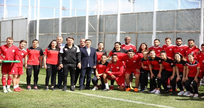 Kadın futbolculardan Sivasspor antrenmanına ziyaret