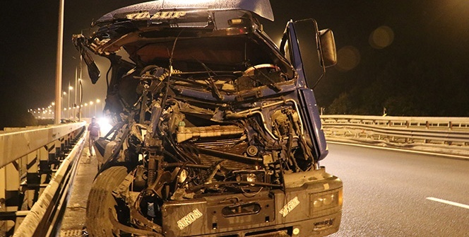 Hurdaya dönen tırdan burnu bile kanamadan çıktı