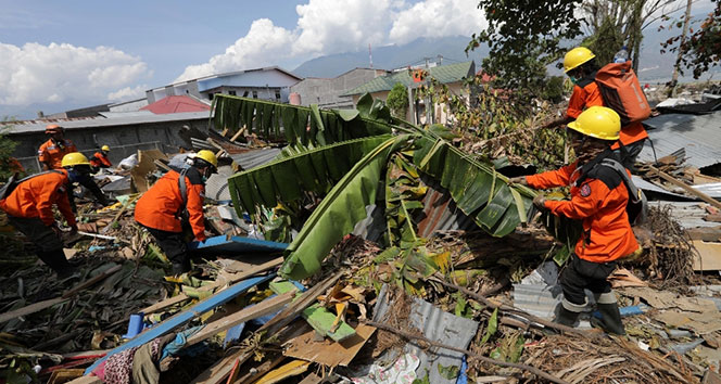 Endonezya&#039;da ölü sayısı bin 424’e yükseldi