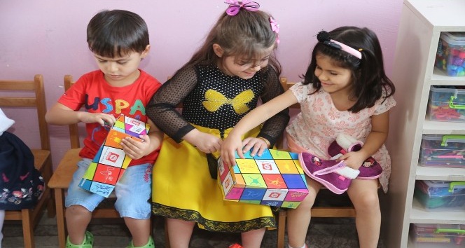 Kaymakam Arıcan’dan minik öğrencilere ayakkabı