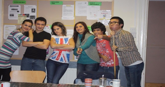 Yurtdışında okuyanlar masraflarını çalışarak karşılıyorlar