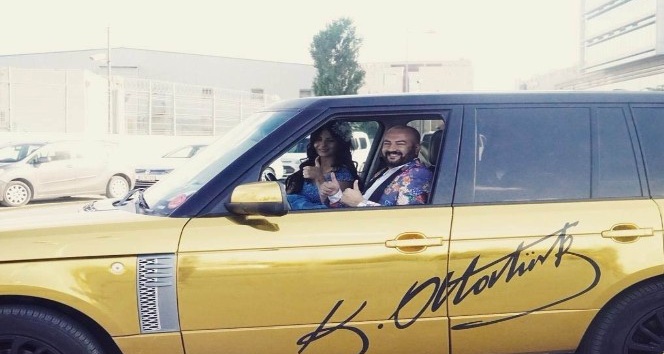 Altın sarısı renkli lüks araç, sosyal güvenlik Uzmanı Erhan Nacar’a ait