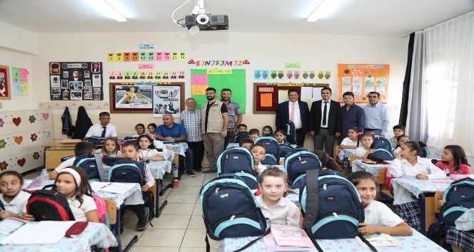 800 öğrenciye kırtasiye yardımı