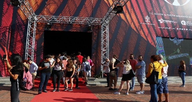 Cem Yılmaz’ın Antalya’daki söyleşisine yoğun ilgi