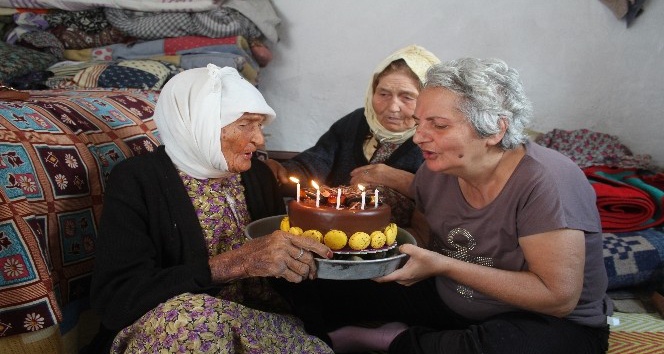 114 yaşındaki Fatma teyzeye ilk doğum günü pastası