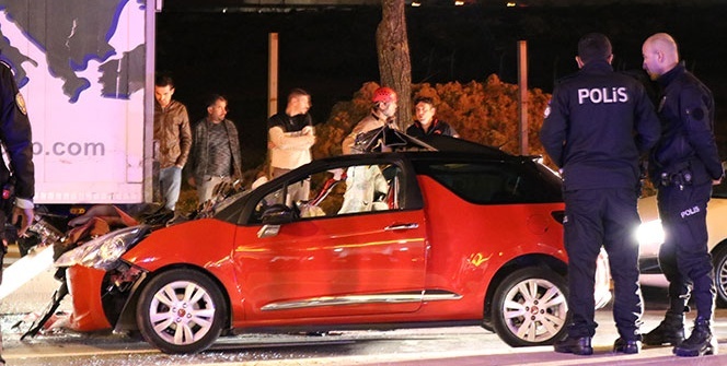 Otomobil TIR’ın altına girdi: 1 ölü 2 yaralı