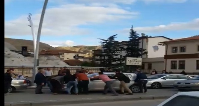 Arıza yapan otomobil trafiği kitleyince Karadeniz zekası devreye girdi
