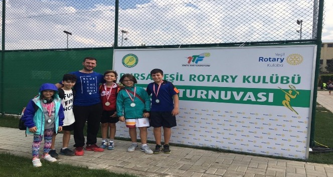 Belediye sporcuları Bursa turnuvasından madalya ile döndü