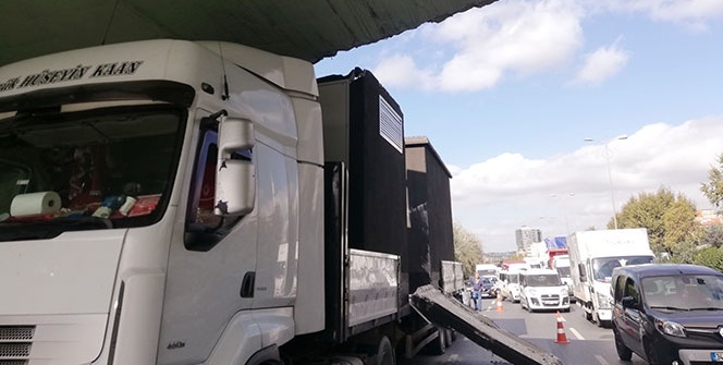 Beton trafo yüklü tır, üst geçide takıldı