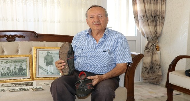 50 yıllık futbol ayakkabısını saklıyor
