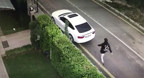 Sokak köpeği saldırınca babasının arabasının üzerine çıktı