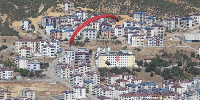 Tunceli'de yamaç paraşütçüleri heyecan yaşattı