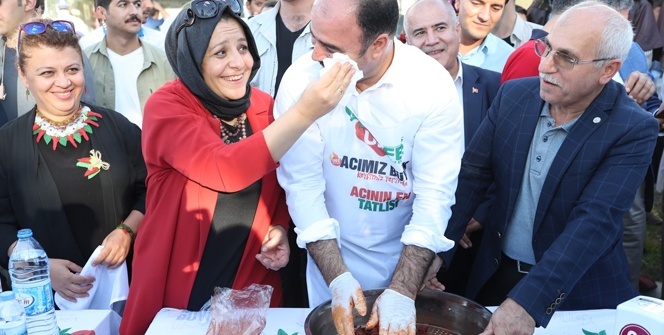 Şanlıurfa’da 300 kişi aynı anda çiğköfte yoğurdu