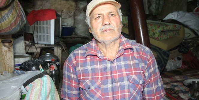 Çöp evde yaşam mücaldelesi veriyor...