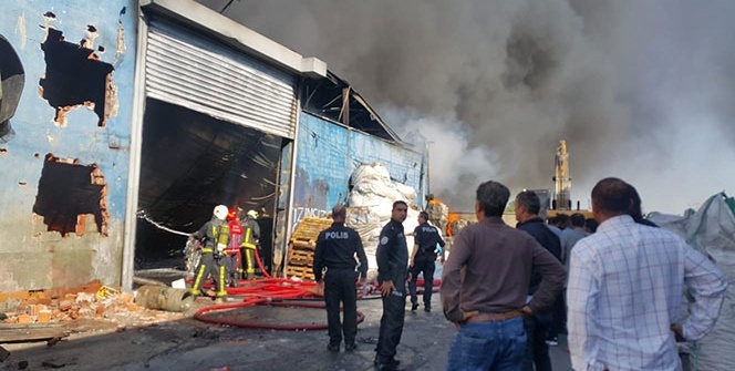 Plastik fabrikası alevlere teslim oldu