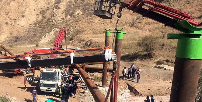 5 tonluk demir borunun altında kalan vinç operatörü hayatını kaybetti