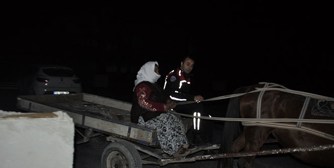 Görenler şaşkınlığını gizleyemedi! At arabası ile götürdüler