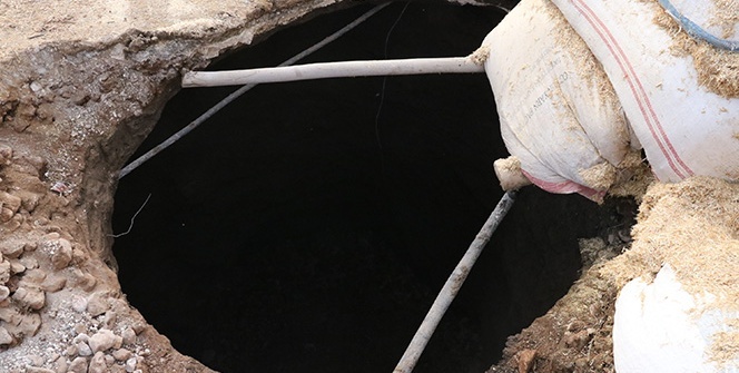 Toprak çöktü, dev çukur ortaya çıktı