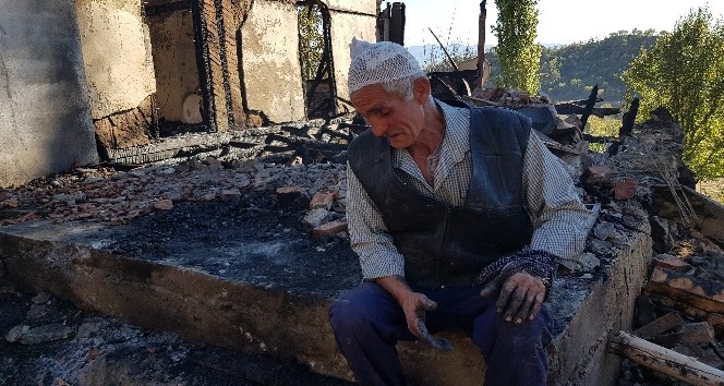Kastamonu’da 2 katlı ev ve samanlık yangında kül oldu