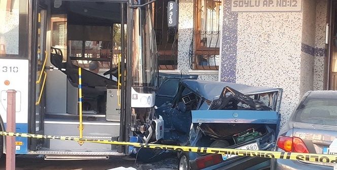 Freni patlayan belediye otobüsü araçların arasına daldı: 3 yaralı