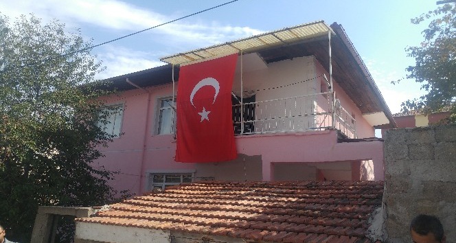 Hakkari şehidi Güngör’ün baba evine Türk bayrakları asıldı