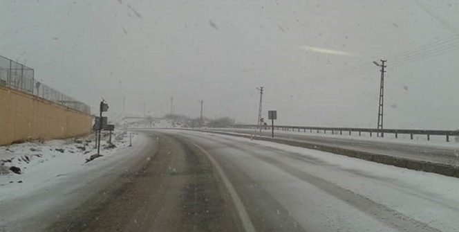 Kar şaşkınlığı! Yol beyaza büründü...