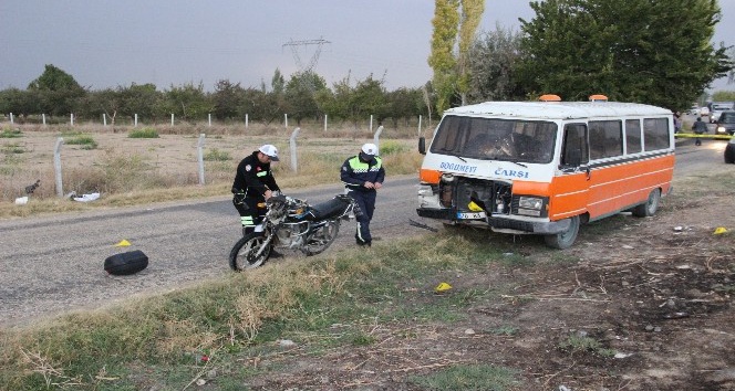 Minibüsle çarpışan motosiklet sürücüsü hayatını kaybetti