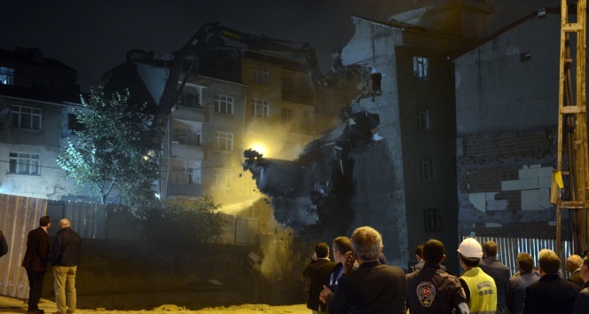 İstanbul&#039;da çökme riski olan bina yıkılıyor