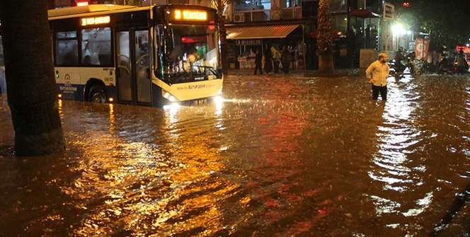 Denizli'yi sel vurdu