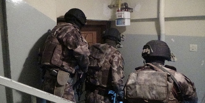 Özel harekatçılar kapıları kırdı! Her yer didik didik arandı