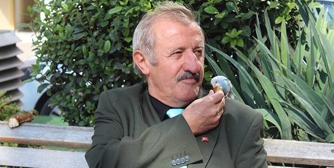 Onu omzundaki muhabbet kuşuyla görenler şaşkınlıklarını gizleyemiyor