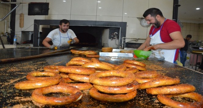 Fırsatçılık yapmadılar bir yıldır simit 1 Lira