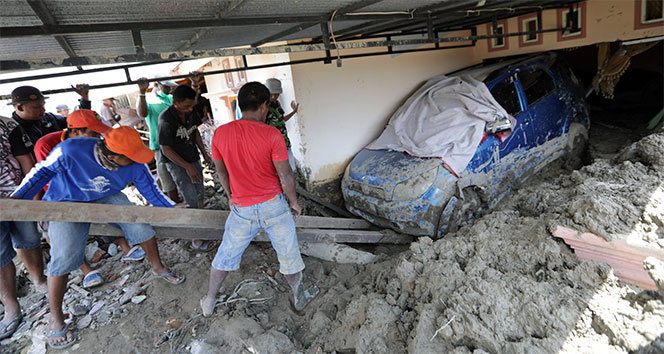 Endonezya&#039;da depremin bilançosu artıyor: 2 bin 245 ölü