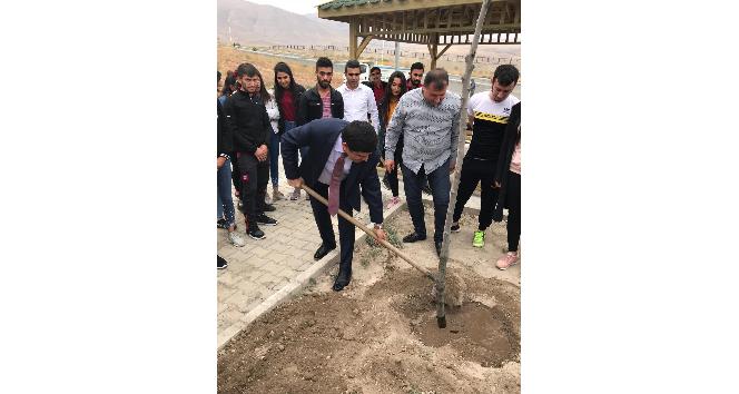 Rektör Alma, BESYO öğrencileri ile birlikte ağaç dikti